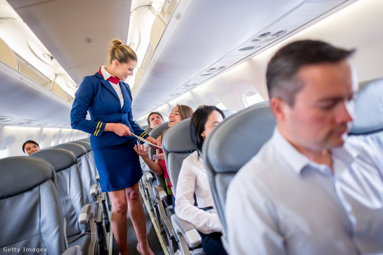 A stewardessek feltűnésmentesen minden apró részletre odafigyelnek, mivel folyamatosan fel vannak készülve egy esetleges vészhelyzetre. (Illusztráció: Gett Images)