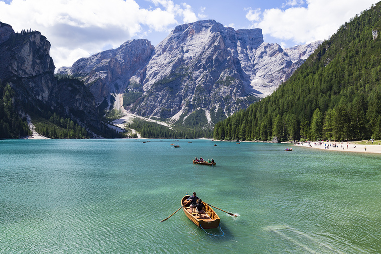 DolomitokA hegyi nyaralások iránti érdeklődés folyamatosan nő, és egyre több utazó választja Északkelet-Olaszországot úti célul