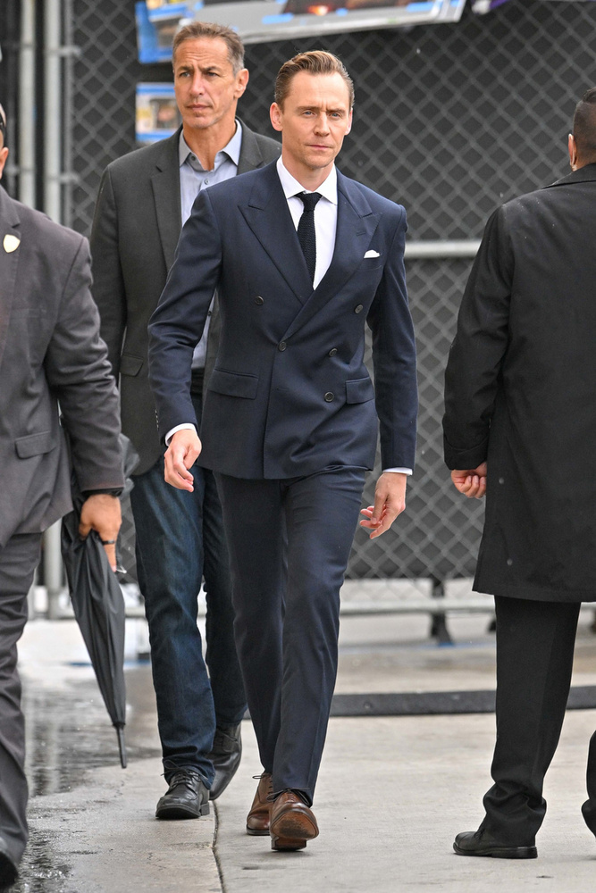 Tom Hiddleston szintén Los Angelesben bukkant fel, ugyanis a Jimmy Kimmel Live vendége volt, ahol legújabb filmjét népszerűsítette, ami a The Life of Chuck címet viseli
