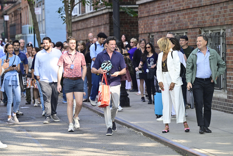 Hugh Jackmant New Yorkban vették körbe a rajongók, miután a színházból az utcára lépett, ahol jelenleg egy darabban játszik