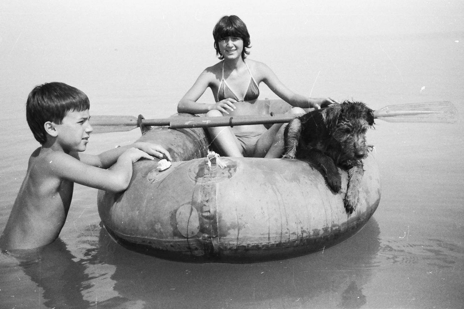 1982-ben készült fotó a Balatonon. A kutyabarát strand fogalma akkor még nem létezett.