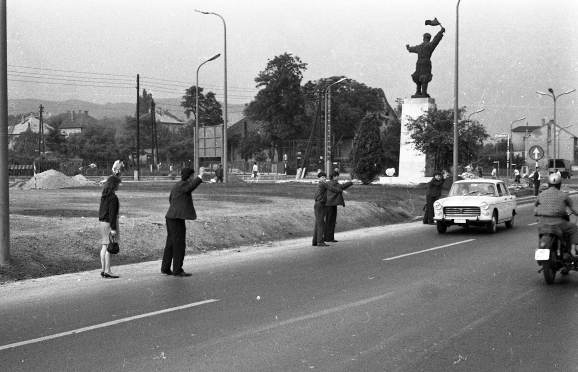 Stopposok az Osztapenko-szobornál, irány a Balaton (1966)