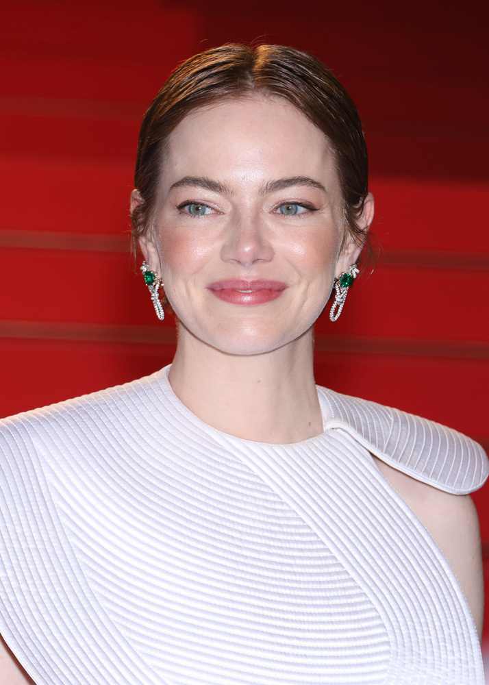 Emma StoneTalán nehéz elképzelni, de a kétszeres Oscar-díjas színésznő karrierje úgy indult Hollywoodban, hogy egy énekverseny-sorozatban vett részt, melynek a főnyereménye egy szerep volt a The Partridge Family című, 1970-es évekbeli sitcom friss verziójában