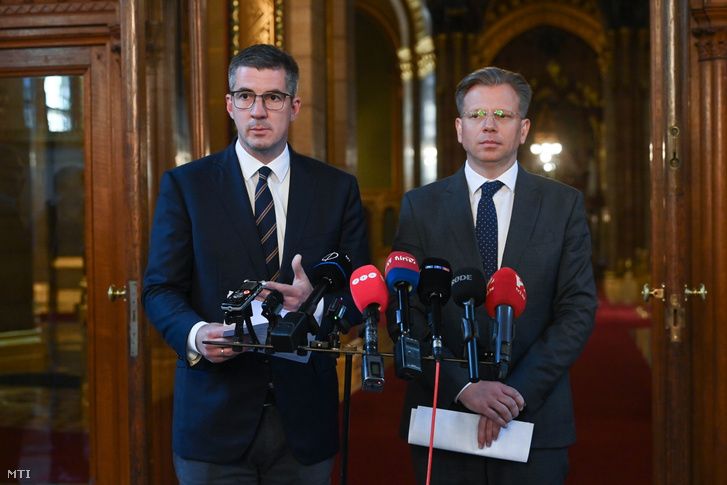 Kocsis Máté, a Fidesz parlamenti frakcióvezetője és Barthel-Rúzsa Zsolt, a Honvédelmi Minisztérium katonai nemzetbiztonság irányításáért felelős államtitkára az Országgyűlés nemzetbiztonsági bizottságának ülése után tartott sajtótájékoztatón az Országházban 2025. május 14-én