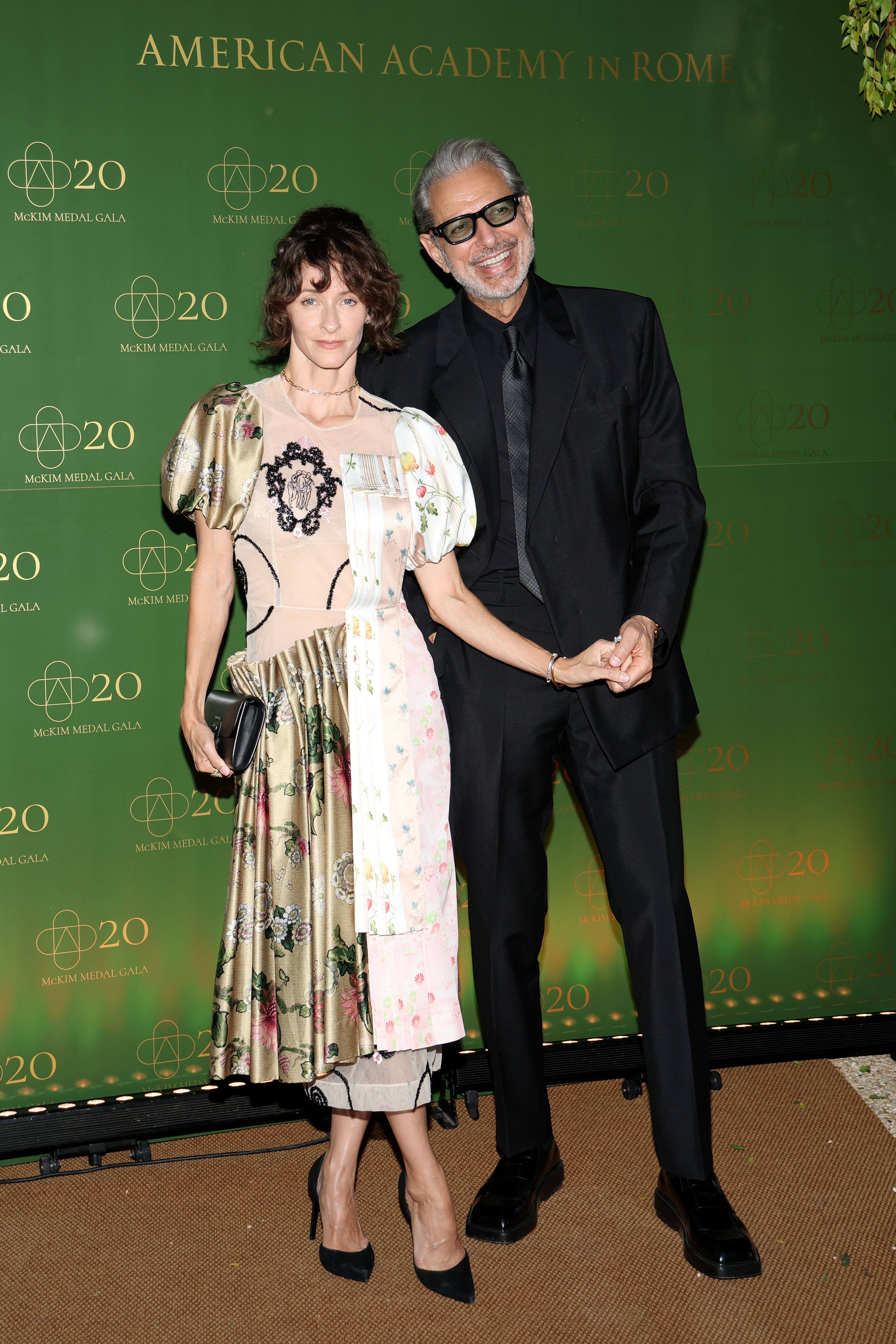 Jeff Goldblum és felesége, Emilie a 2025-ös McKim Medal Gálán a római Villa Aureliában, Olaszországban