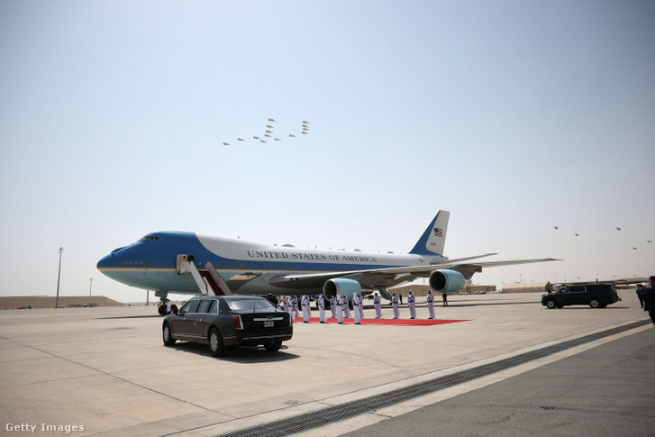 Katari F-15-ös vadászgépek repülnek az Air Force One felet 2025. május 15-én Dohában, Katarban