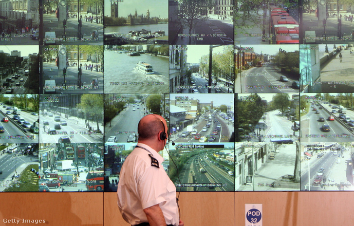 Egy rendőrtiszt nézi a londoni CCTV-kamerahálózat töredékét bemutató televíziós monitorokat a Metropolitan Police új különleges műveleti termében 2007. április 20-án Londonban