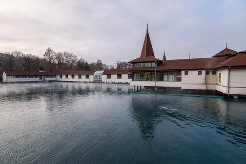 Zárva marad a hévízi tófürdő központi épülete