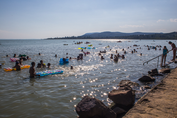 Pünkösdvasárnap már több mint 25 fokos lehet a Balaton