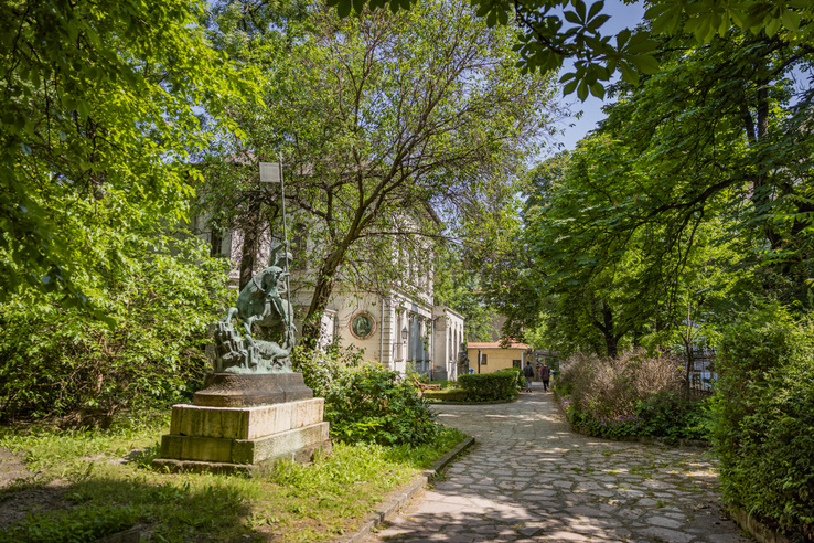 A tudás fái alatt – Budapest legszebb egyetemi kertjei és parkjai