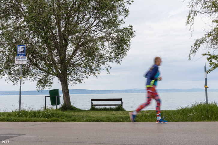 Versenyző a XVII. NN Ultrabalaton futóverseny utolsó napján, a siófok-sóstói szakaszon 2023. május 7-én