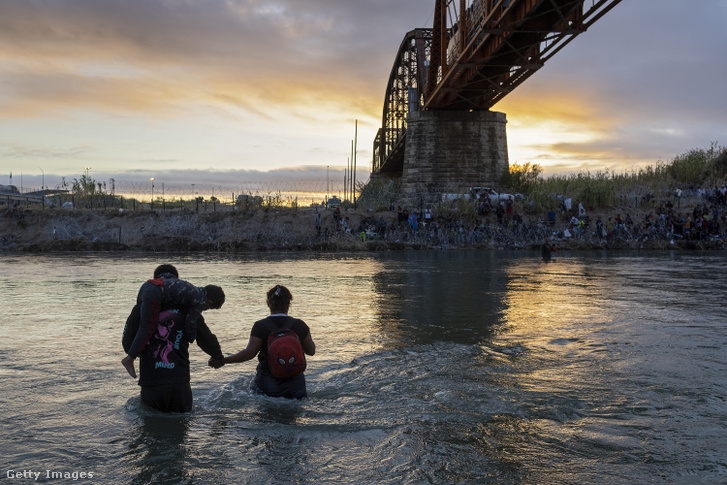 Egy bevándorló család átkel a Rio Grande folyón Mexikóból az Egyesült Államokba 2023. szeptember 30-án