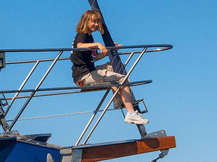 Greta Thunberg a Madleen nevű vitorláshajó fedélzetén 2025. június 2-án