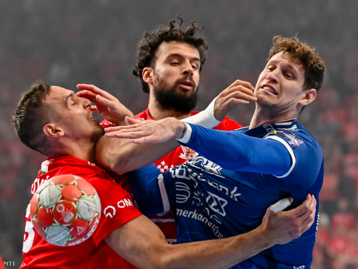 Ligetvári Patrik (b) és Nedim Remili (k) a Veszprém, valmint Sebastian Frimmel (j), a Szeged játékosa a férfi kézilabda NB I döntőjének harmadik találkozóján, a One Veszprém HC - OTP Bank-Pick Szeged mérkőzésen a One Veszprém Arénában 2025. június 8-án.