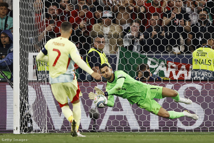 A büntetőpárbaj kulcsjelenete, Álvaro Morata büntetőjét kivédte a portugál kapus