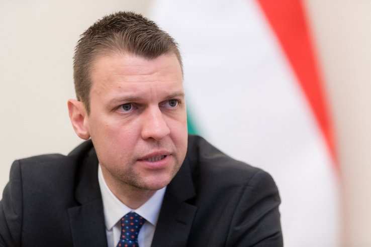 Menczer Tamás őszinte vallomása: nehéz állást találnia a&nbsp;családtagjainak a&nbsp;tiszás Magyarországon