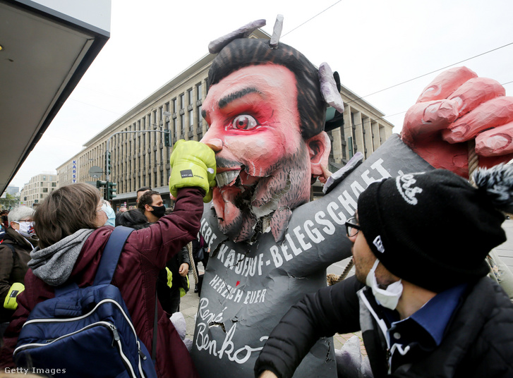 A Signa Grouphoz tartozó Galeria áruházlánc düsseldorfi dolgozói, akik egy papírmasé Benko-babával tiltakoztak 2020. október 17-én, hogy a csoport 30 áruházat zárt be Németország-szerte, köztük az övéket