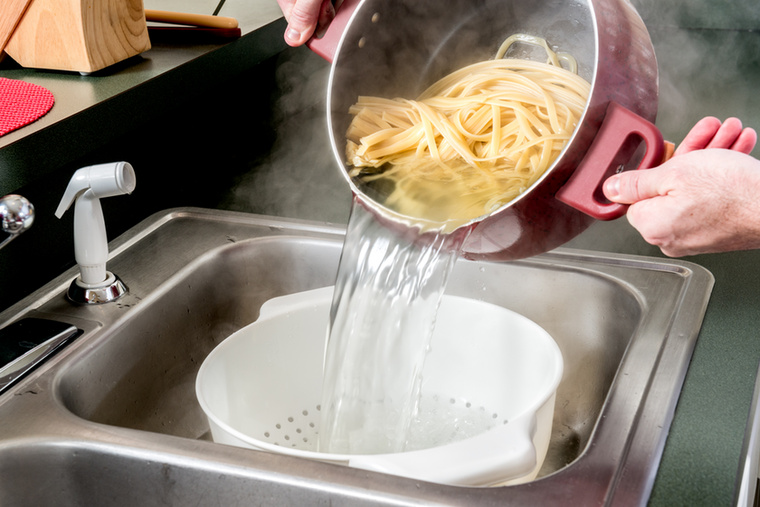 TésztaA tészta főzés előtti vagy utáni megmosása sem ajánlott, mivel a felületén lévő keményítő fontos szerepet játszik abban, hogy később a szósz jól tapadjon rá
