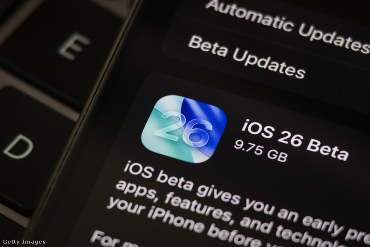 Az iOS 26 bétaverzióija már most letölthető a Beállításokon keresztül. (Fotó: Cheng Xin / Getty Images Hungary)