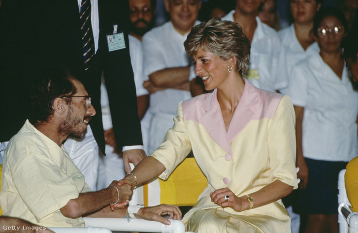 Diana hercegnő AIDS-betegeket látogat meg Brazíliában 1991. április 25-én