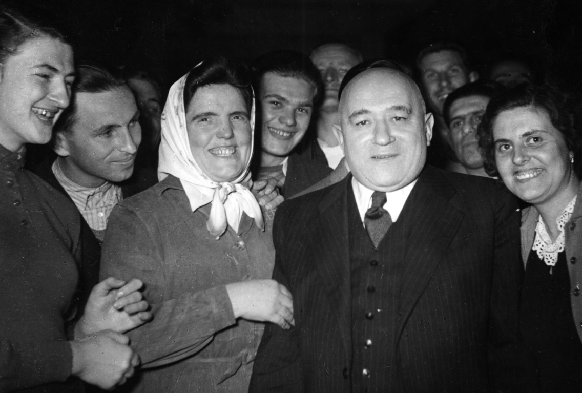 Rákosi Mátyás a Magyar Dolgozók Pártja (MDP) II. kongresszusa idején, munkásnő küldöttek körében, 1948-ban
