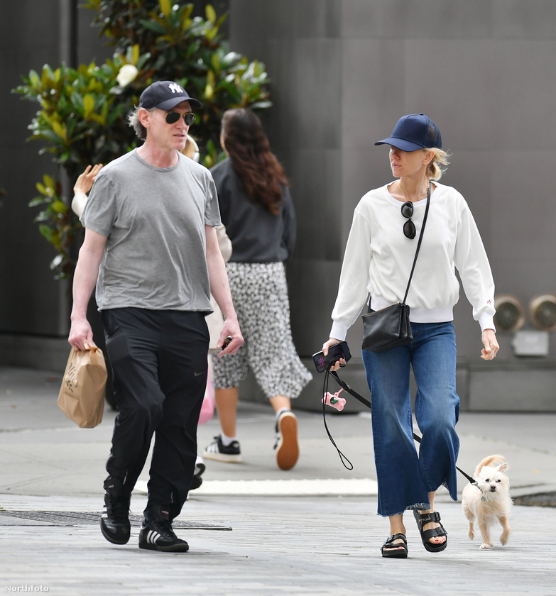 Naomi Watts férjével és kutyájával sétált New Yorkban