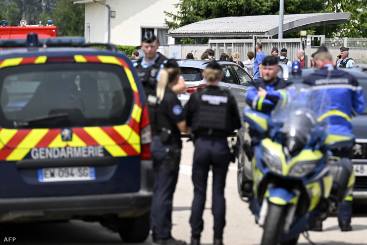 Rendőrök ellenőrzik egy középiskola bejáratát, miután egy 31 éves tanársegédet késsel megszúrt egy diák Nogentben, Kelet-Franciaországban 2025. június 10-én