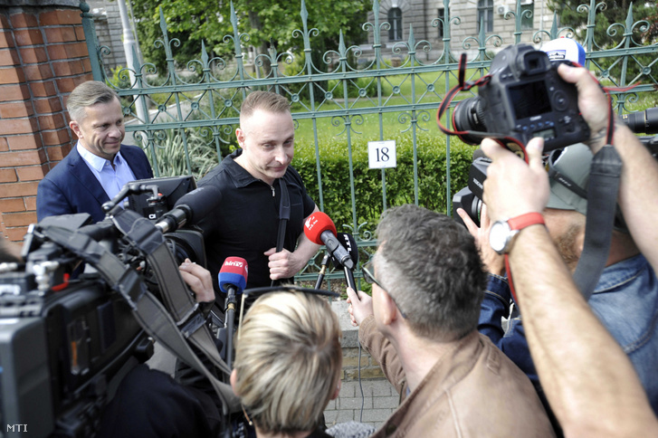 Kaiser Ede (k) távozik a Kozma utcai börtönből 2020. június 1-jén