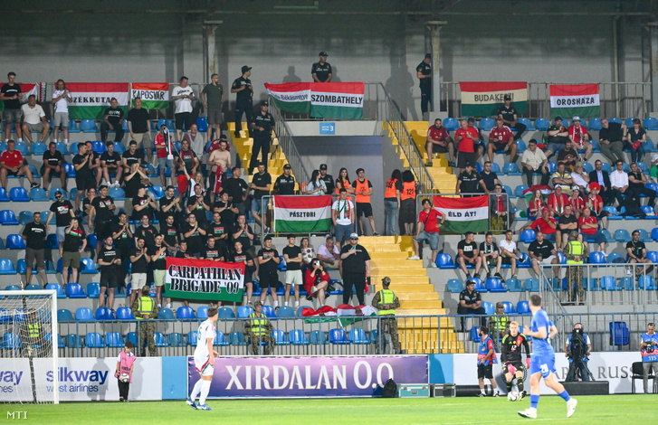 Magyar szurkolók az Azerbajdzsán - Magyarország barátságos labdarúgó-mérkõzésen Bakuban