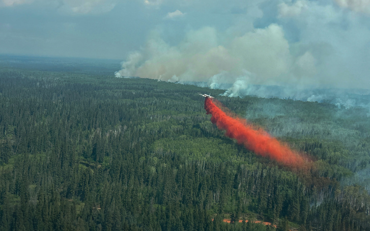 Erdőtűz Alberta államban, Kanadában 2025. június 2-án