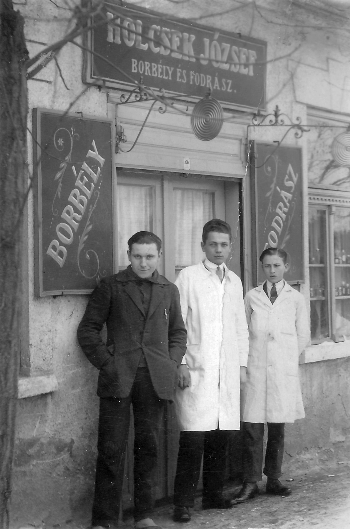 Holcsek József fodrászüzlete 1927-ben Albertfalván