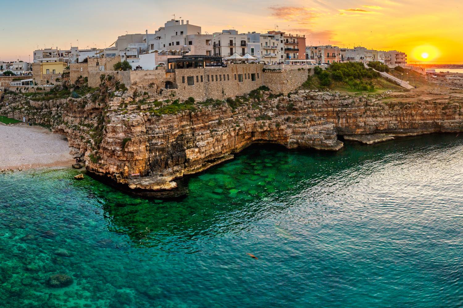 Bari Puglia régió pezsgő tengerparti városa, tökéletes a nyári kiruccanáshoz: isteni finom ételek és híres borvidék található itt, miközben az óváros látványos, tele kulturális örökséggel. A környező tengerpartok és falvak is meseszépek. A fapados járatokon már 25 000 forintért ki lehet fogni repülőjegyet.