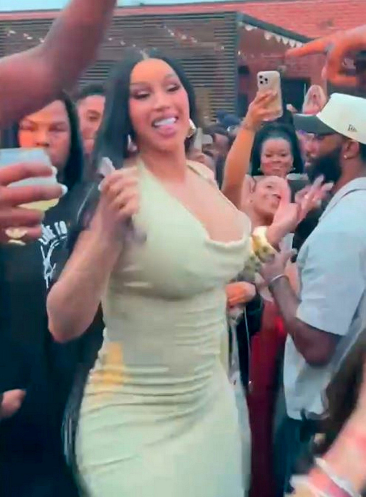Cardi B teljesen elengedte magát az Everyday People partin, ahol a szemtanúk szerint mezítláb twerkelt