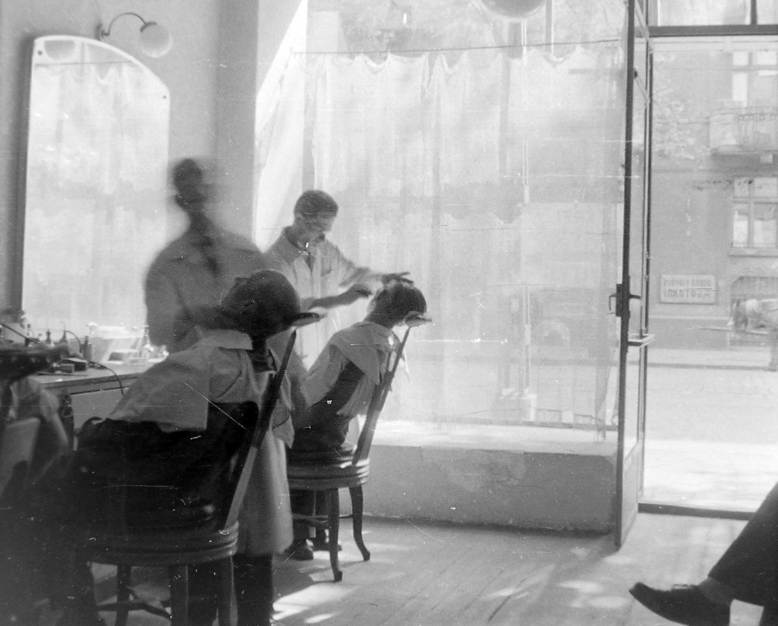 Borbélyok dolgoznak a Mester utca 18. alatti fodrászatban 1957-ben