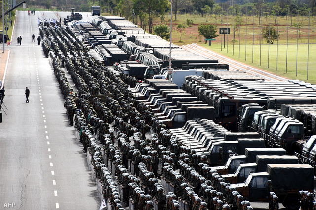 Így készül a brazil hadsereg a vb-meccsek védelmére