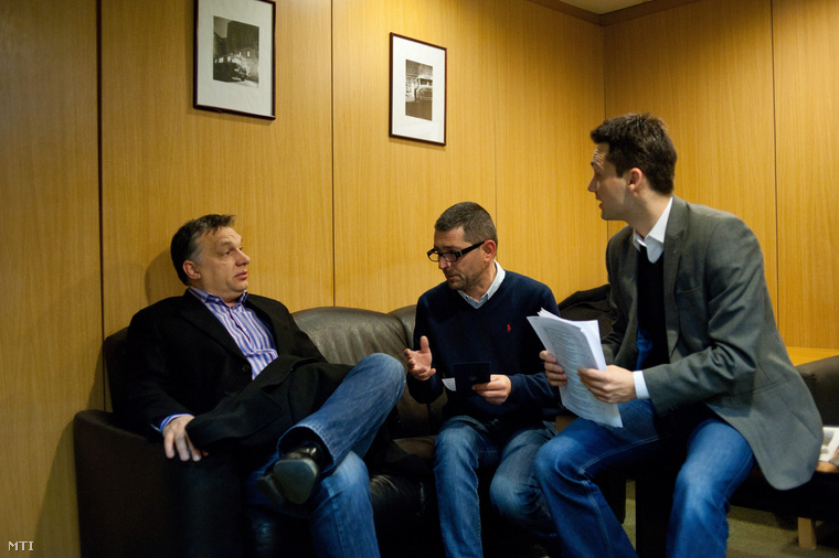 Orbán Viktor Várhegyi Attilával az MTVA kommunikációs tanácsadójával és Havasi Bertalan helyettes államtitkárral beszélget mielőtt a miniszterelnök interjút ad élő adásban a Kossuth Rádió 180 perc című műsorában a Magyar Rádió stúdiójában 2013. február 15-én.