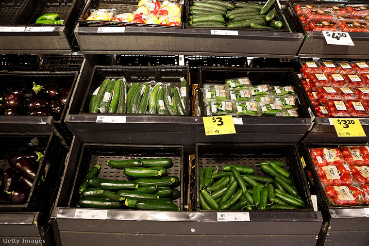 A boltok polcain legtöbb esetben műanyag csomagolásban árulják a kígyóuborkát. (Illusztráció: Getty Images)