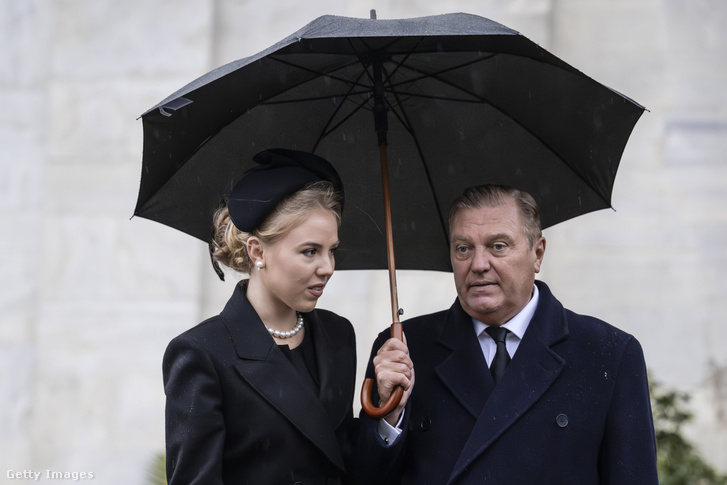 Mária Karolina hercegnő édesapjával, Károly herceggel maga is részt vett az utolsó olasz trónörökös, Viktor Emánuel, Nápoly hercegének gyászmiséjén a torinói székesegyházban 2024. február 10-én