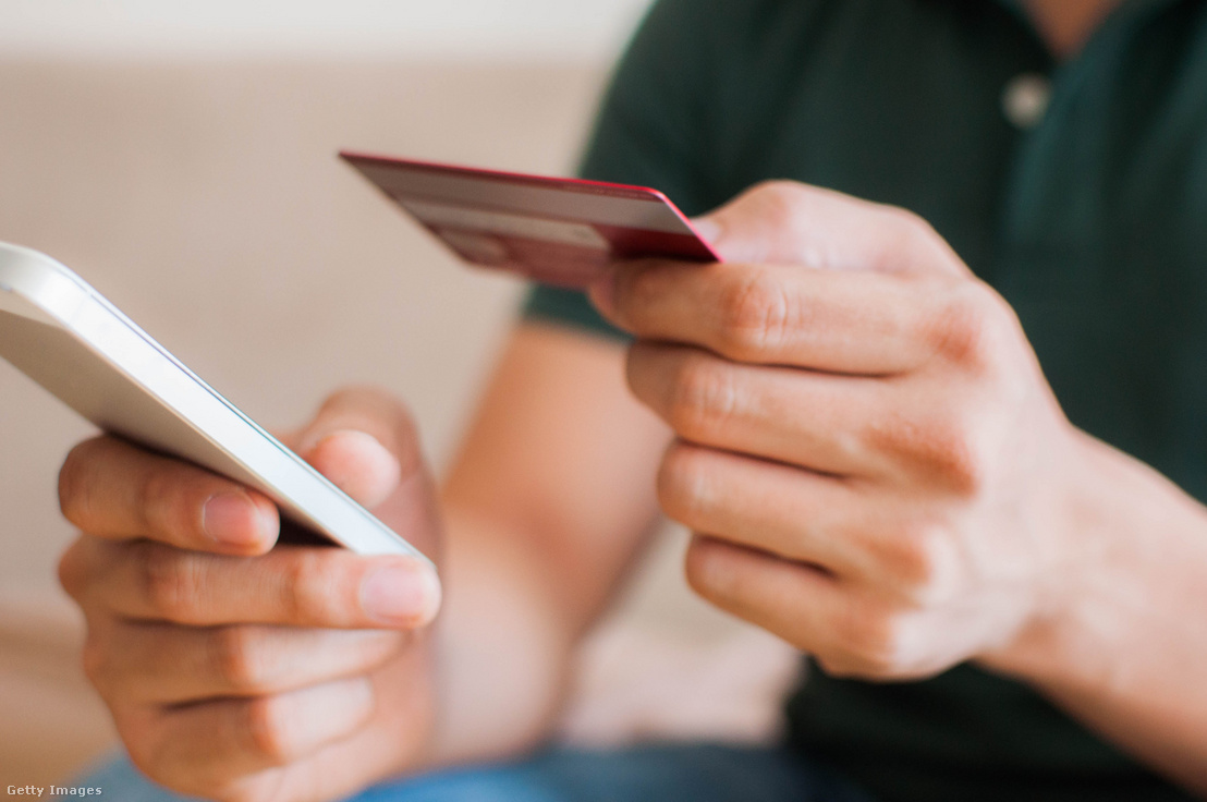 Egy férfi online fizetést intéz