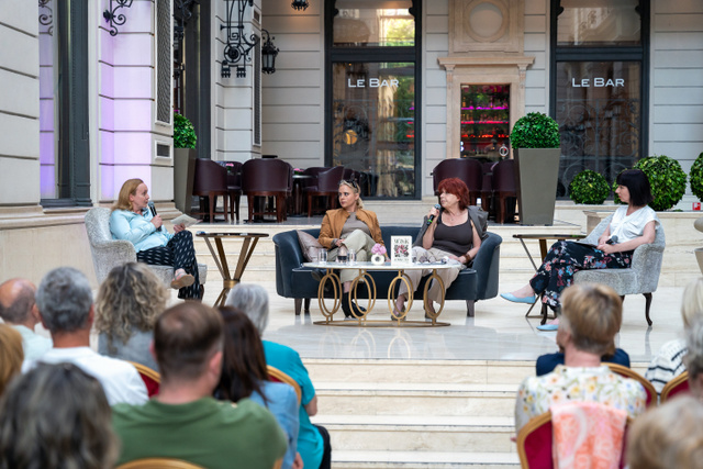 Bálint Lilla, a Múzsák a csók után szerzője, Tarján Zsófia énekesnő, Hernádi Judit színművésznő és Reiber Gabriella, az Indamedia magazinportfólió-igazgatója az esten