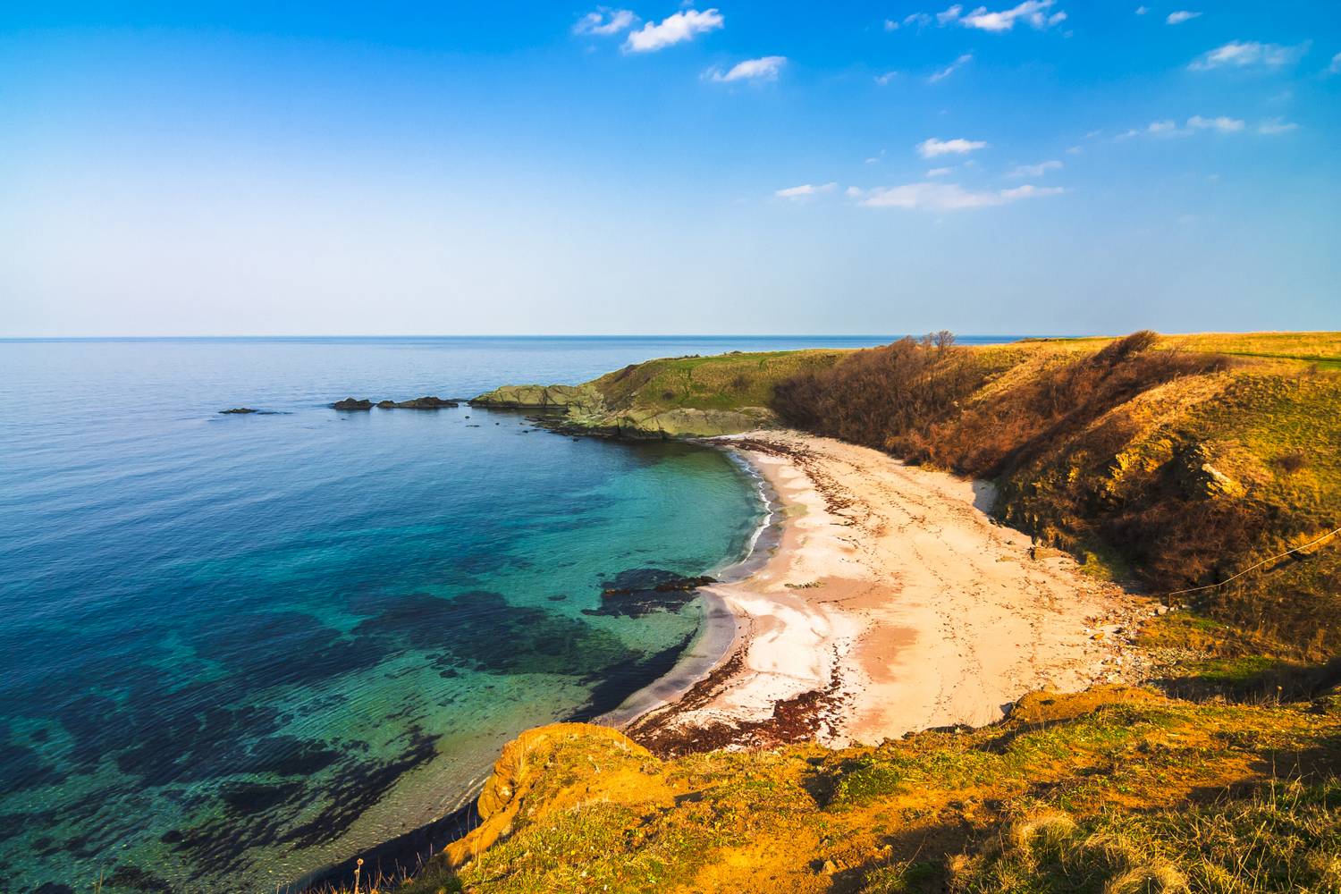 Varvara Bulgária délkeleti részén, a Burgasz megyében található, a Varvara Central Beach pedig egy igazi búvóhely azoknak, akik nem szeretik a hatalmas strandokat, ahol rengeteg az ember. Bár a homokos strand meglehetősen kicsi, a Fekete-tenger partjának egyik legtisztább szakasza, ahol a falu közössége meg tudta óvni a víz gazdag élővilágát. A Booking.com ajánlatai között 6 éjszakára, 2 felnőtt számára egy 3 csillagos hotelszoba ára 210 000 forint környékén alakul.