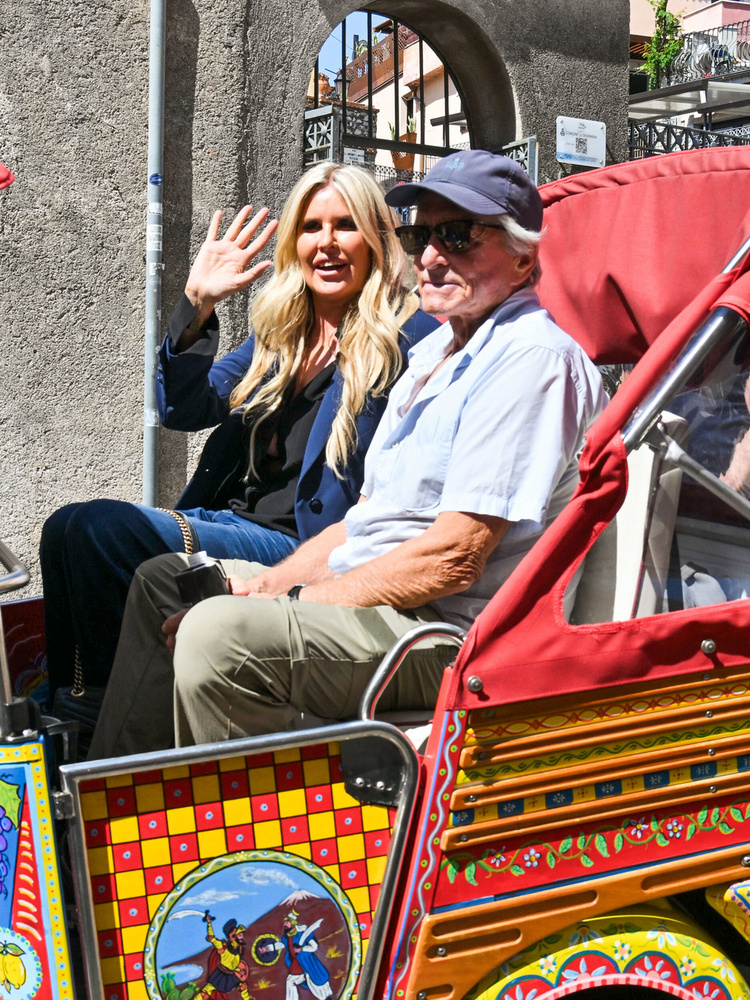Michael Douglas olasz városnézésen vett részt egy hagyományos háromkerekű járművön, Tiziana Rocca producerrel a Taorminai Filmfesztivál művészeti igazgatójával