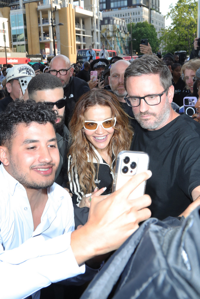 Rita Ora egy rövid, de látványos pop-up fellépést tartott a londoni King's Crossnál, élő TikTok-bejelentkezés keretében