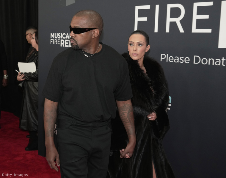 Bianca CensoriA rapper rendszeresen osztott meg feleségéről fotókat hiányos öltözetben, de a megaláztatások csúcsa az volt, amikor a Grammy-gálán szinte egy szál semmiben jelent meg mellette a párja, ahonnan rögtön ki is tiltották őket.&nbsp;