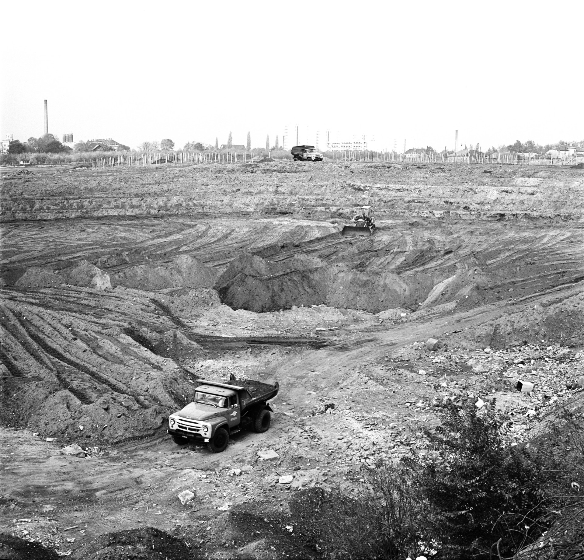 Az Óhegy utca, Kőér utca, Dér utca, Szlávy utca határolta területen lévő bányagödör feltöltése, 1973; ma itt áll az Óhegy park