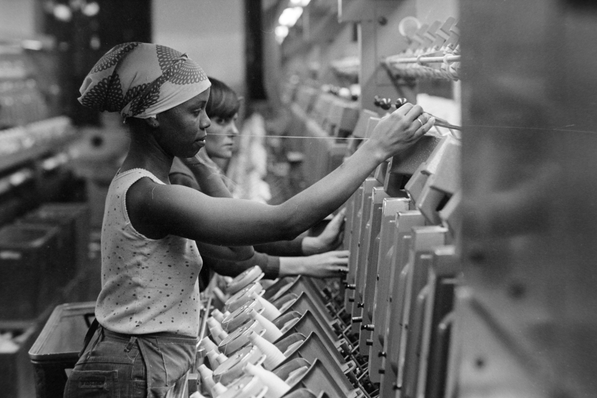 A Kőbányai Textilművekben dolgozó kubai szövőnő, 1985