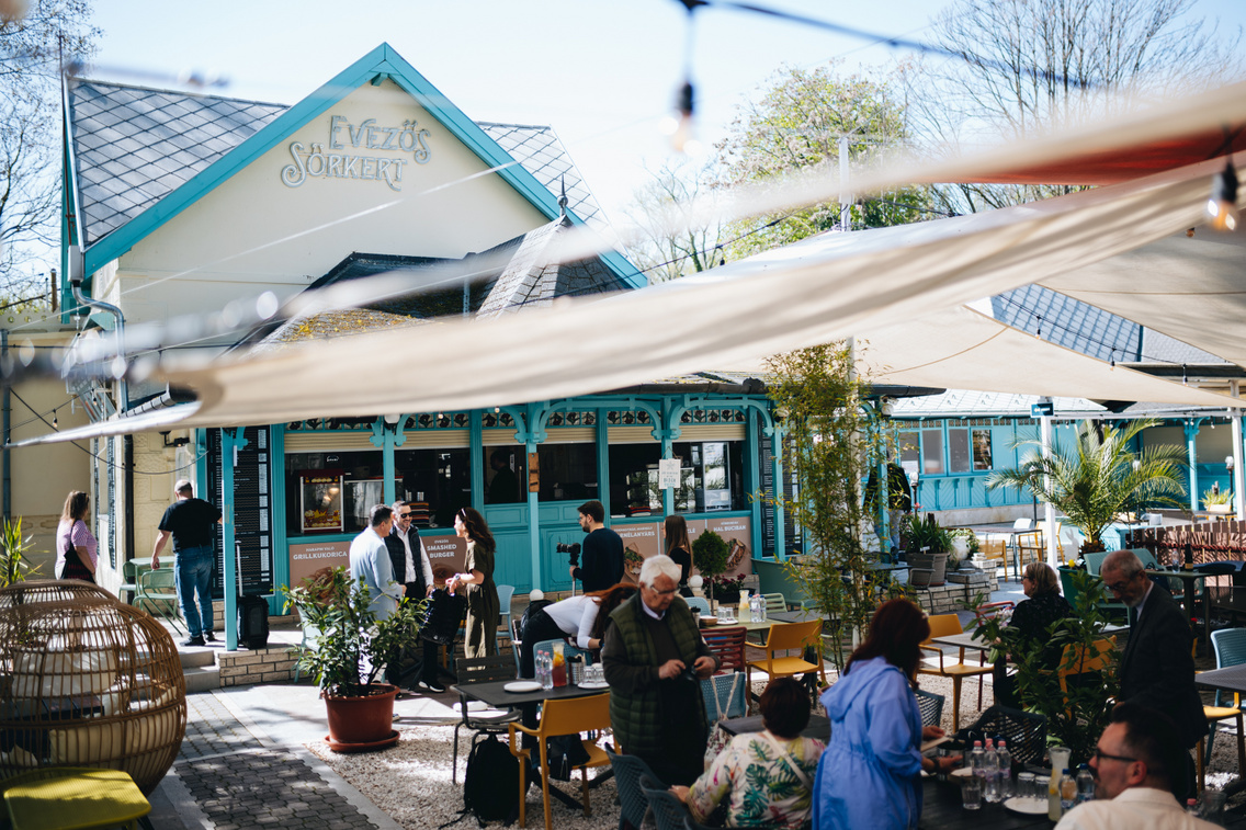 Igazi társasági hely a Rómain