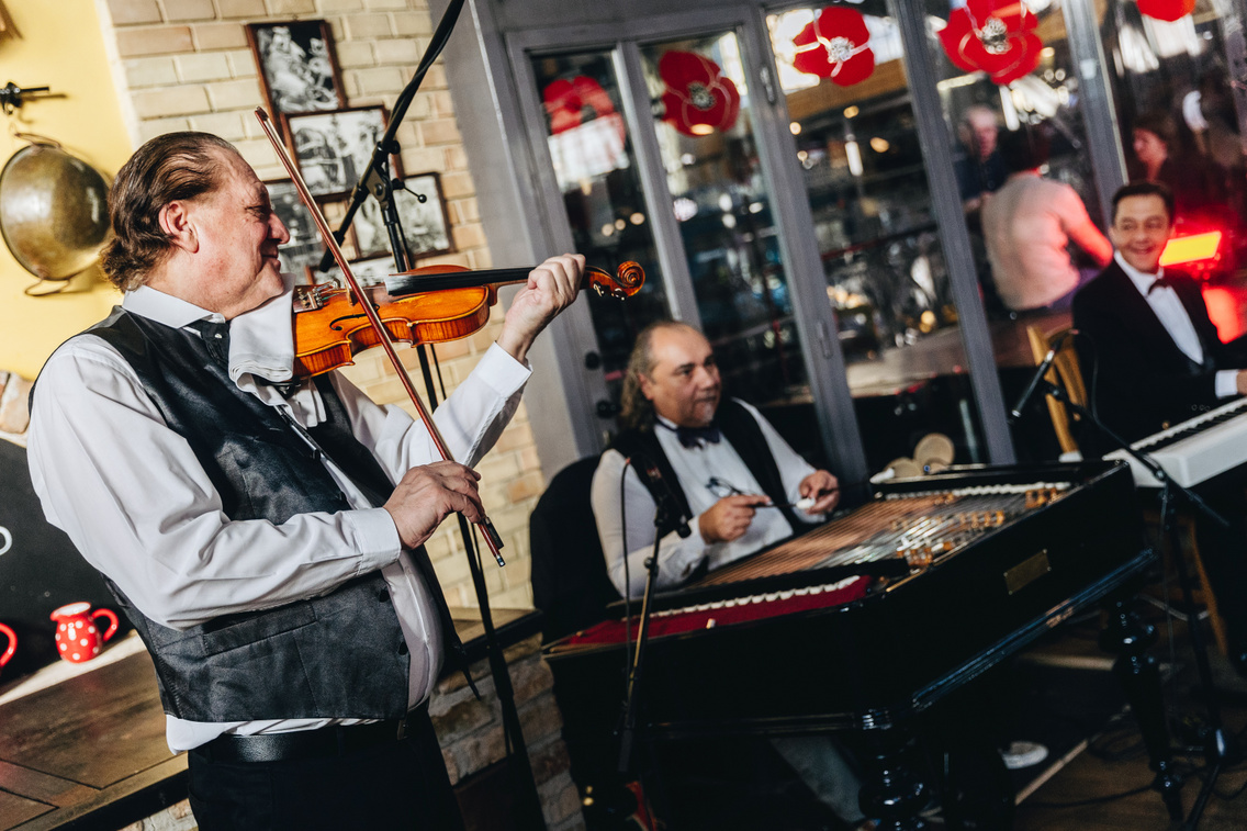 Ebédidőben cigányzene szól