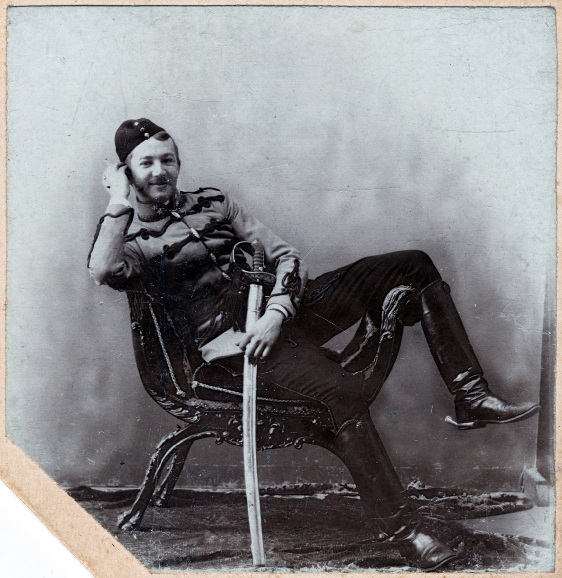 A képen nem (!) Háry János látható