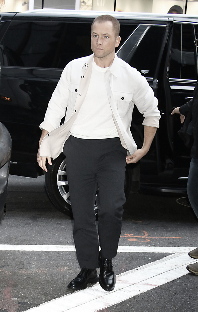 Taron Egerton nemrég a Good Morning America műsorába érkezett: bemutatta az új Apple TV+ sorozatát, a Smoke‑t, amelyben egy sorozatgyújtós ügyekkel foglalkozó tűzvizsgálót alakít